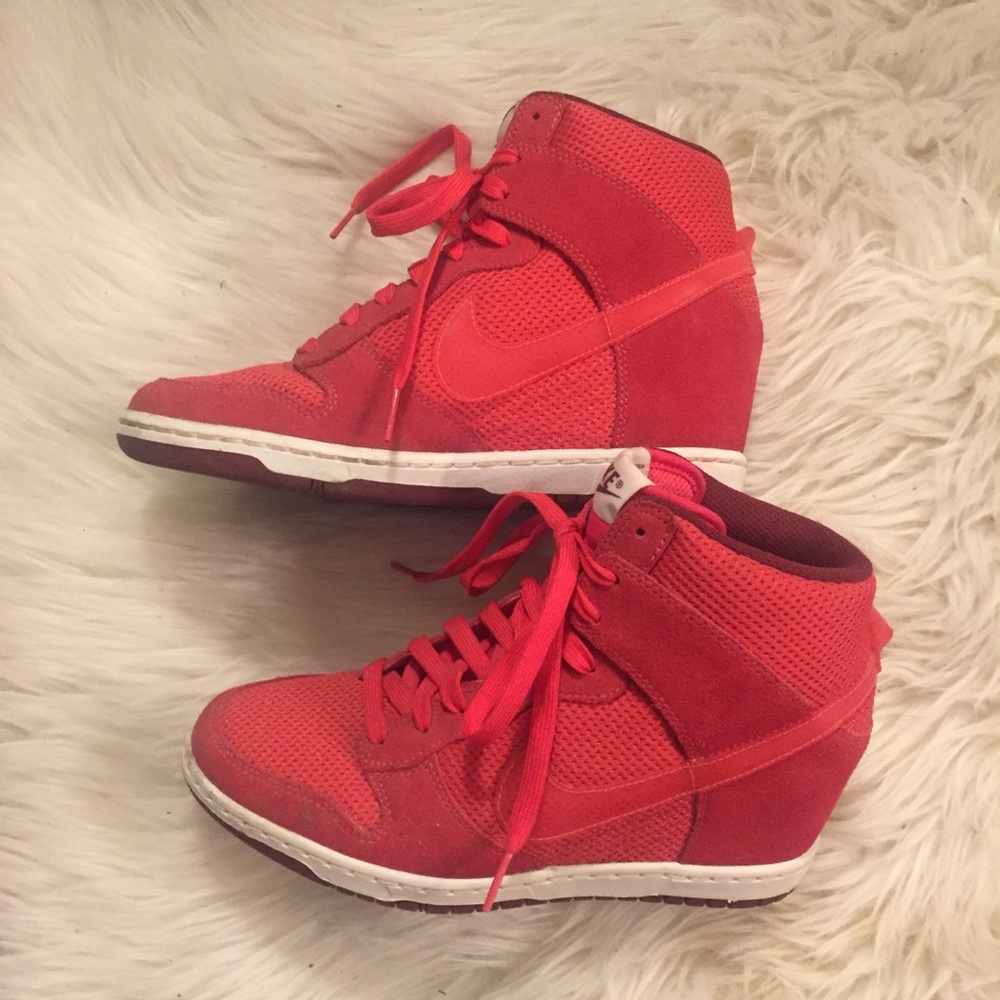Nike Women’s Dunk Sky High Essential Sneakers